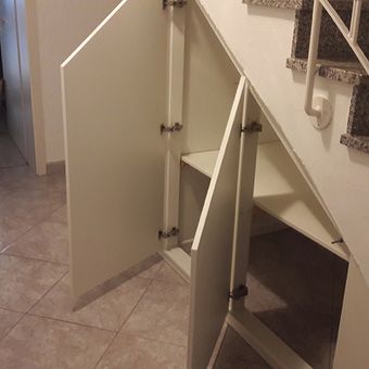 Einbauschrank unter Treppe Längsseite als Stauraum